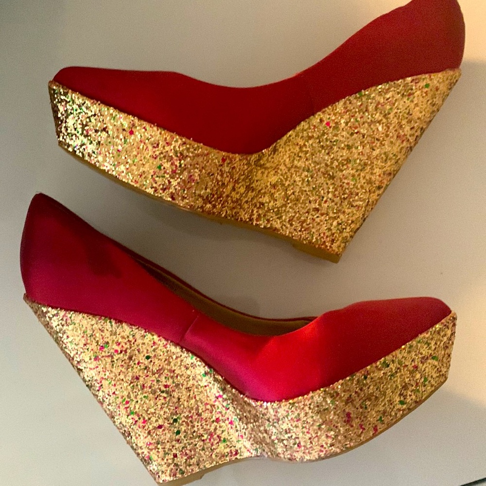 Sexy perfection golden glitter and fuchsia pink wedge heels🌟❤️